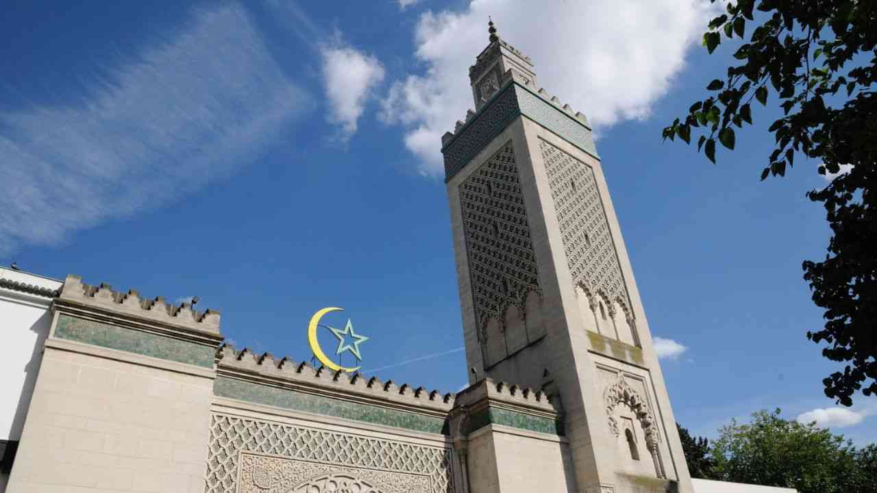 Certification Halal : La Grande Mosquée de Paris au Cœur d’une Tension entre l’Algérie et l’Union Européenne